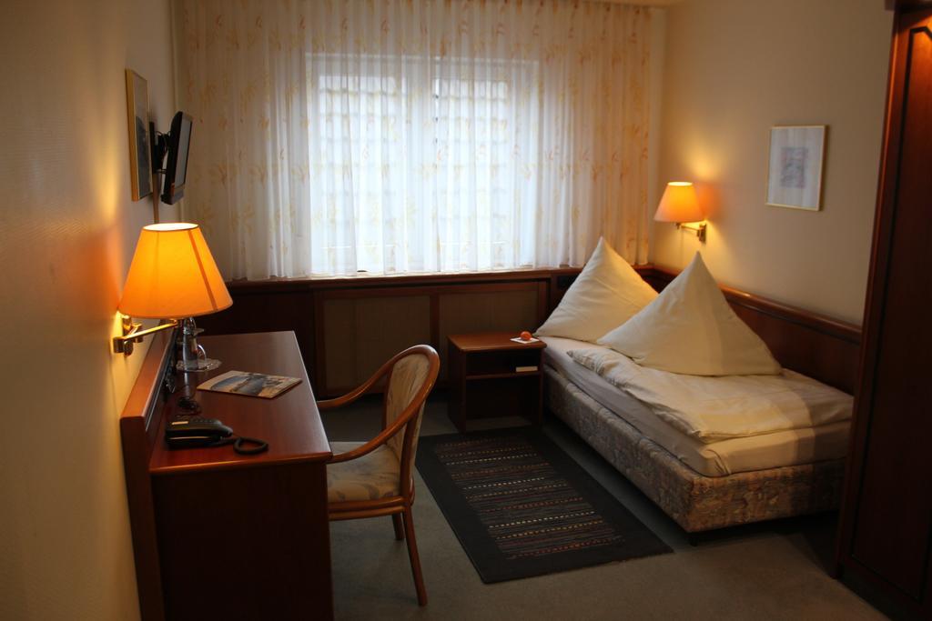Hotel & Restaurant Zum Vater Rhein Monheim am Rhein Rum bild