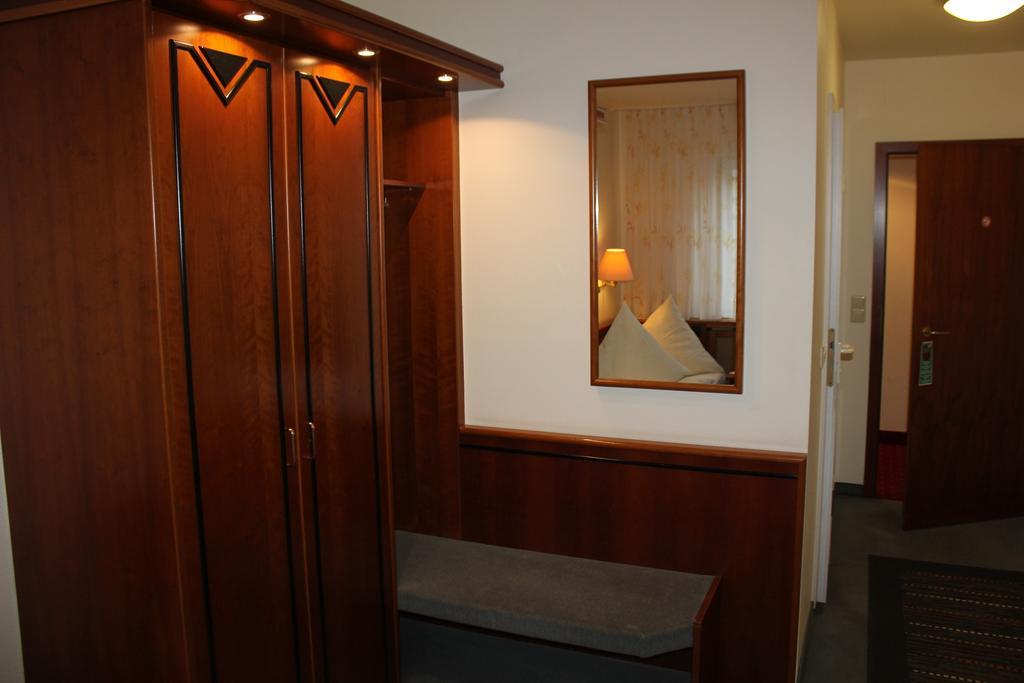 Hotel & Restaurant Zum Vater Rhein Monheim am Rhein Rum bild