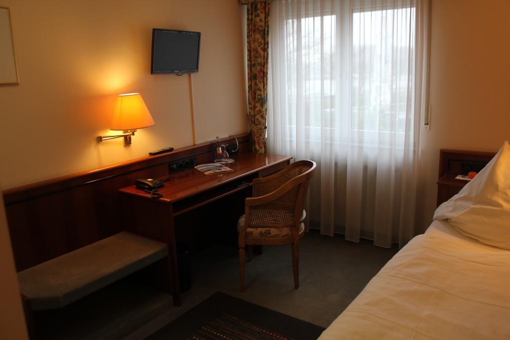 Hotel & Restaurant Zum Vater Rhein Monheim am Rhein Rum bild